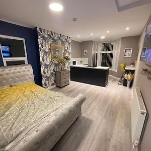 https://3-bed-apartment-with-ensuite-showers-near-cardiff-central.cardiffhotelswales.com