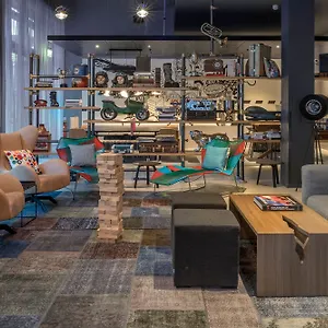 4* מלון Moxy Stratford